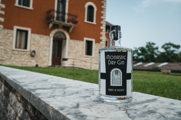 Monastic Dry Gin aus dem Zisterzienserkloster - Das schlichte, schwarz-weiße Etikett des Monastic Dry Gins ist der Ordenskleidung der Zisterzienser nachempfunden - Quelle: Christoph Partsch